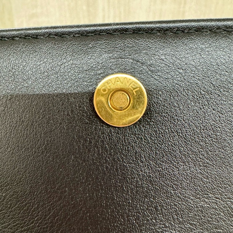 CHANEL黑色牛皮字母LOGO金釦側背包/AS1490-18