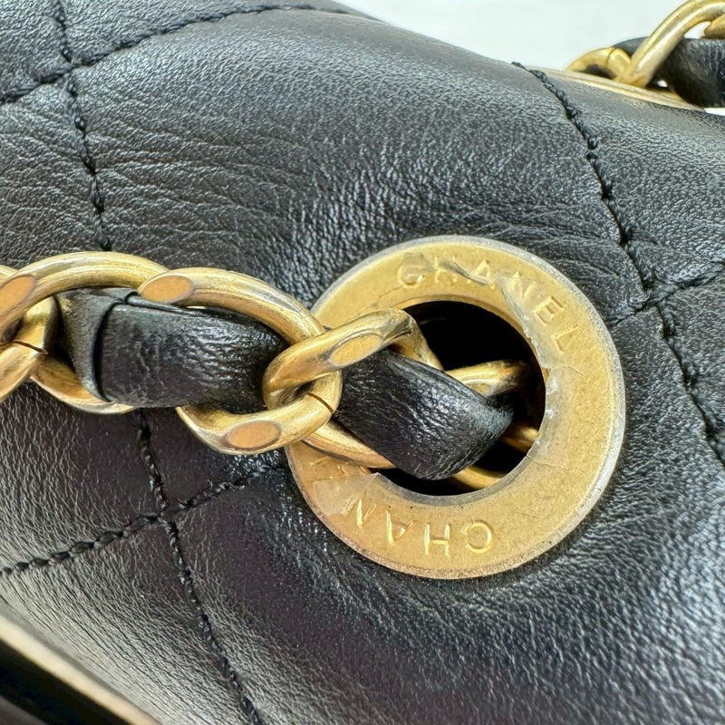 CHANEL黑色牛皮字母LOGO金釦側背包/AS1490-28
