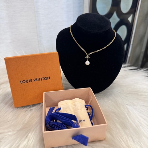 LV Iconic Louisa 金Logo珍珠吊墜項鍊