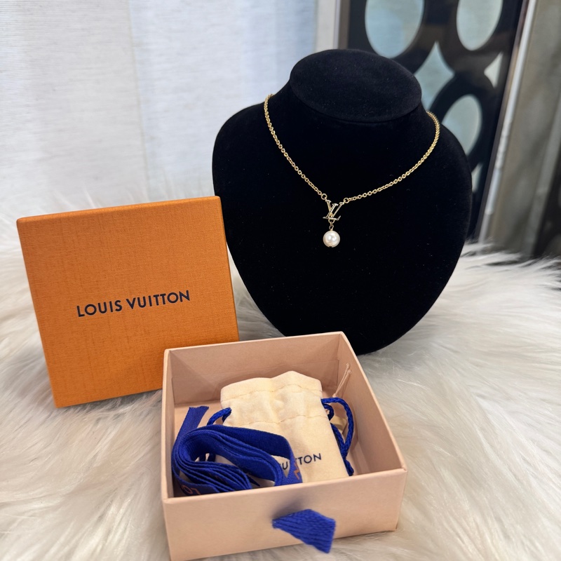 LV Iconic Louisa 金Logo珍珠吊墜項鍊-0