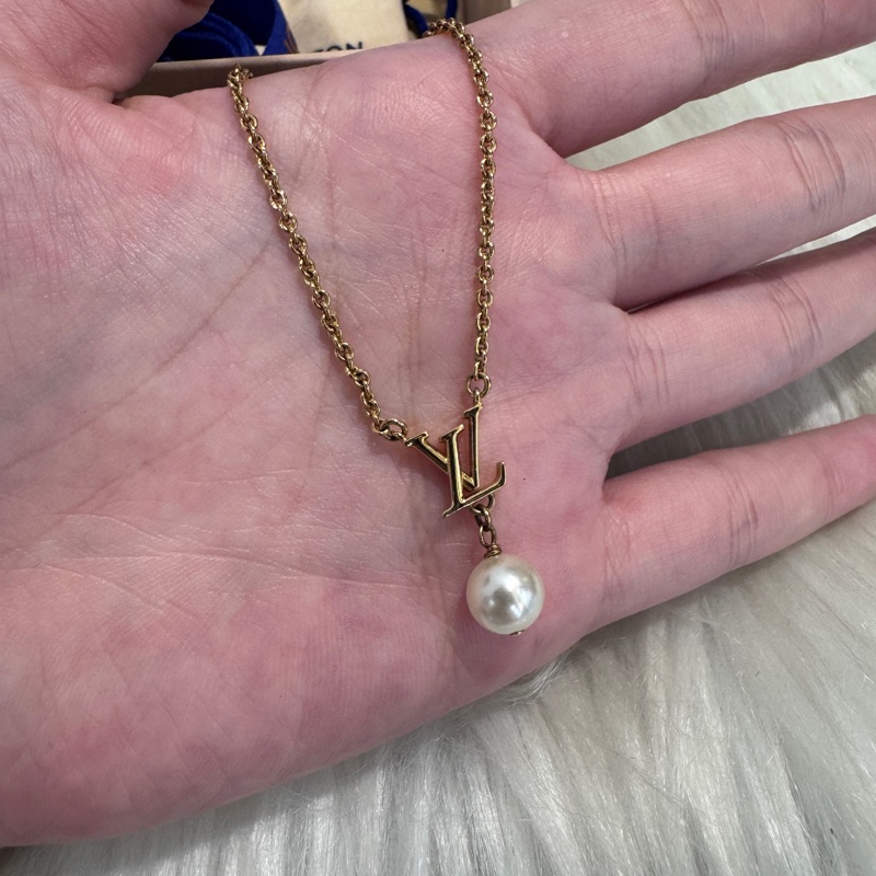 LV Iconic Louisa 金Logo珍珠吊墜項鍊-1