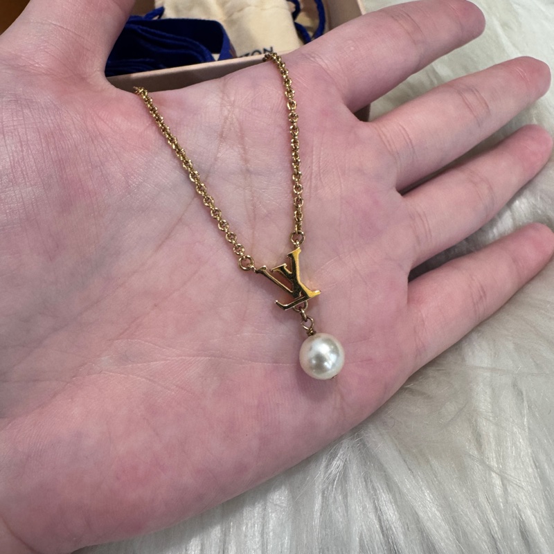 LV Iconic Louisa 金Logo珍珠吊墜項鍊-2