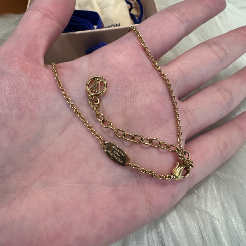 LV Iconic Louisa 金Logo珍珠吊墜項鍊-3