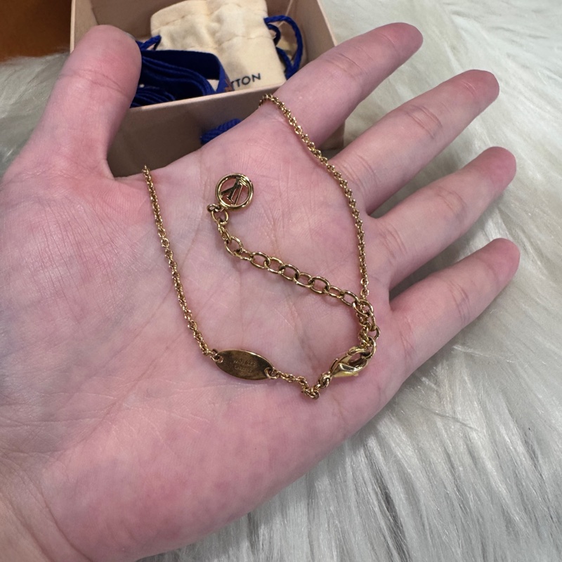 LV Iconic Louisa 金Logo珍珠吊墜項鍊-4
