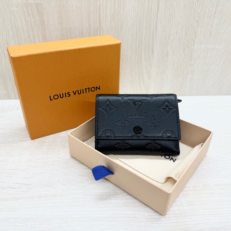 LV M12635 Victor 壓花牛皮三折式零錢短夾-0