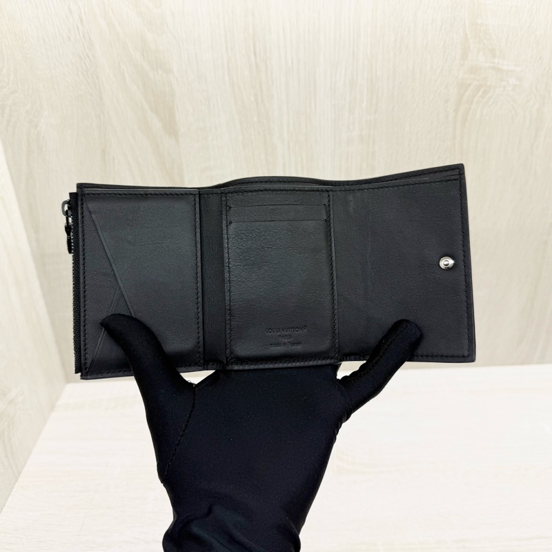 LV M12635 Victor 壓花牛皮三折式零錢短夾-6