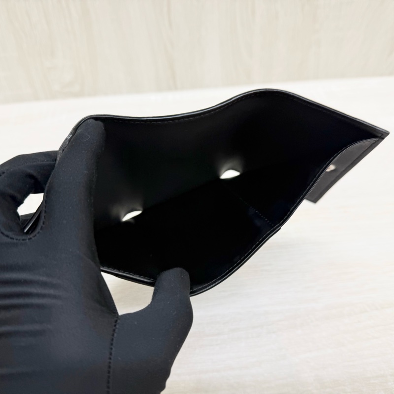 LV M12635 Victor 壓花牛皮三折式零錢短夾-8