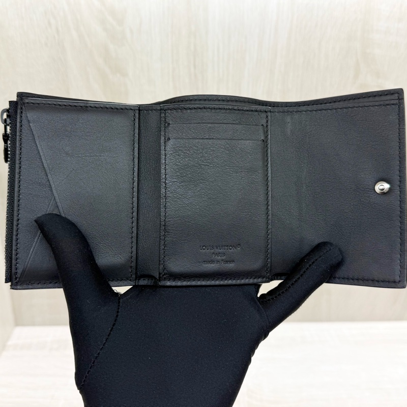 LV M12635 Victor 壓花牛皮三折式零錢短夾-10