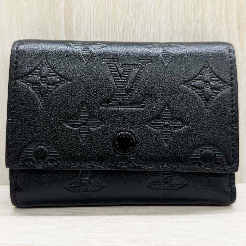 LV M12635 Victor 壓花牛皮三折式零錢短夾-11