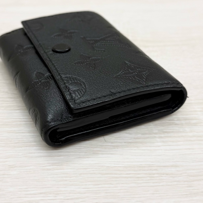 LV M12635 Victor 壓花牛皮三折式零錢短夾-15