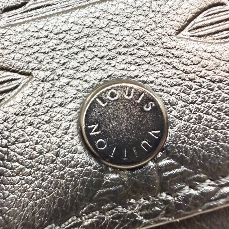 LV M12635 Victor 壓花牛皮三折式零錢短夾-18