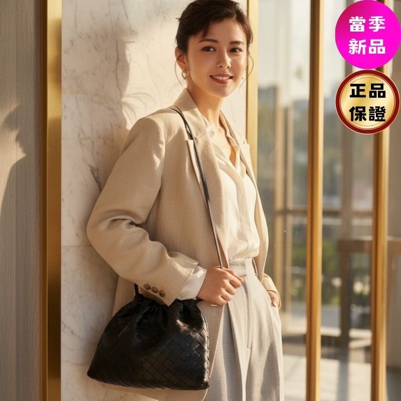 ✨2026季度全新✨Bottega Veneta 796728 編織小牛皮抽繩福袋包 黑色-0