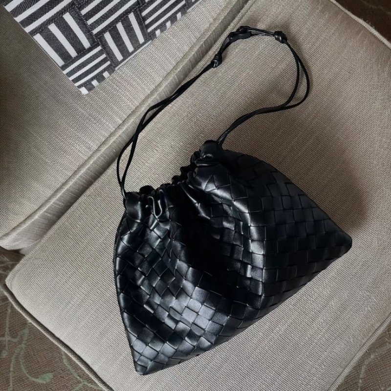 🌺2026春夏新品特價上市🌺Bottega Veneta 796728 編織小牛皮抽繩福袋包 黑色-3
