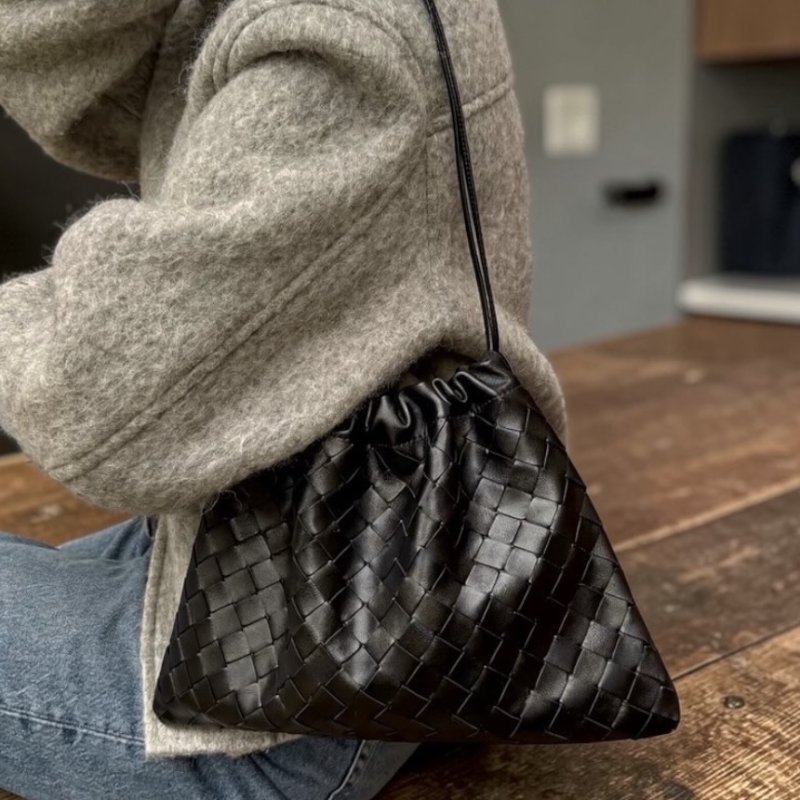 🌺2026春夏新品特價上市🌺Bottega Veneta 796728 編織小牛皮抽繩福袋包 黑色-5