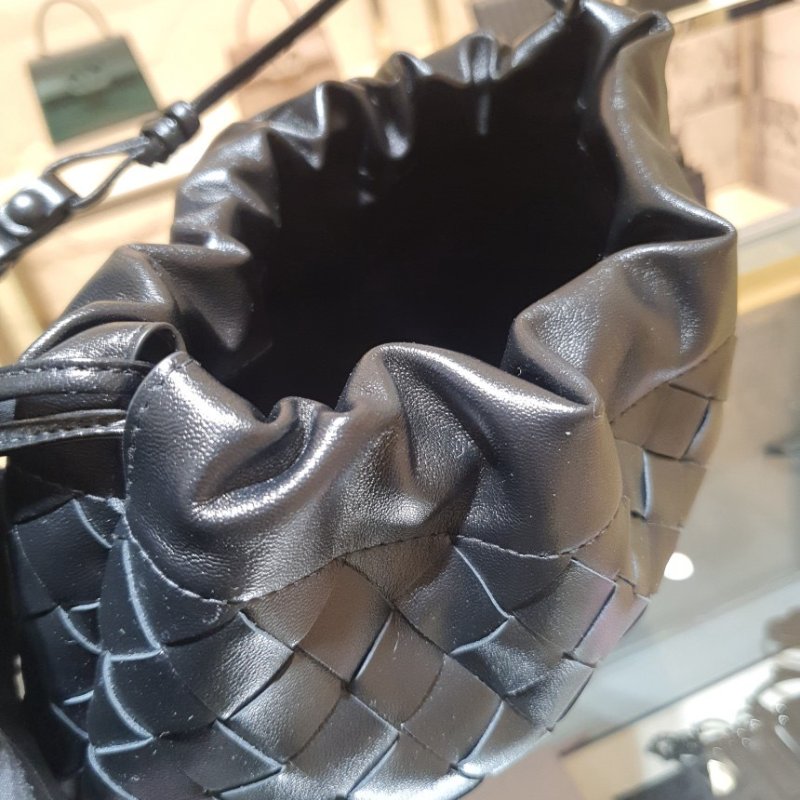 🌺2026春夏新品特價上市🌺Bottega Veneta 796728 編織小牛皮抽繩福袋包 黑色-11