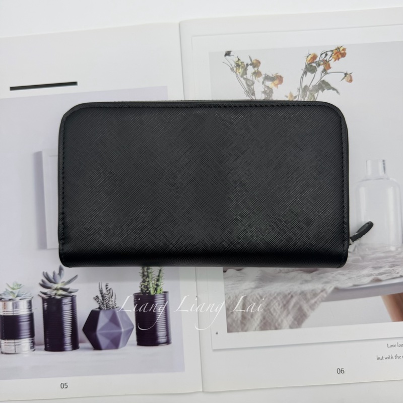 Salvatore Ferragamo 防刮牛皮銀色LOGO黑色拉鏈長夾-1