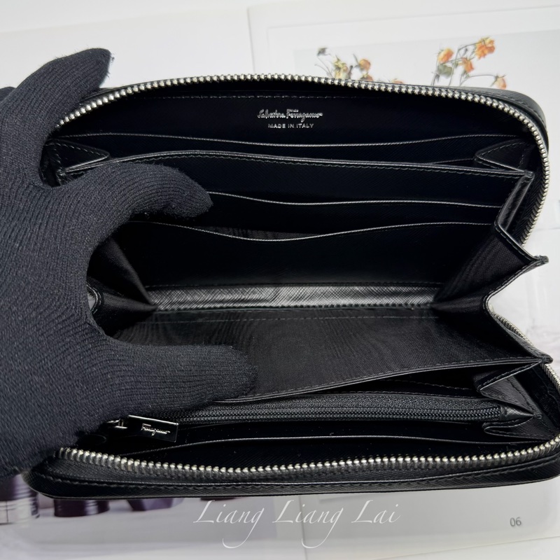 Salvatore Ferragamo 防刮牛皮銀色LOGO黑色拉鏈長夾-8
