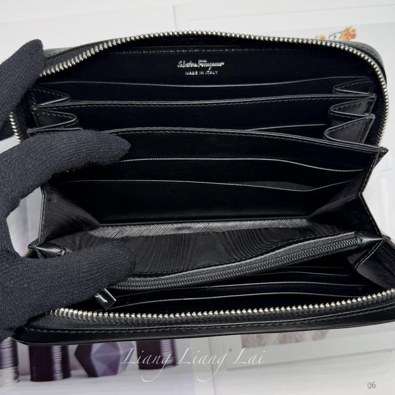 Salvatore Ferragamo 防刮牛皮銀色LOGO黑色拉鏈長夾-9