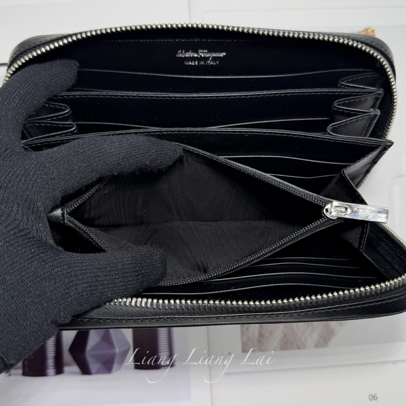 Salvatore Ferragamo 防刮牛皮銀色LOGO黑色拉鏈長夾-10