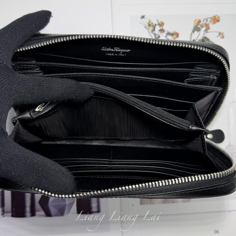 Salvatore Ferragamo 防刮牛皮銀色LOGO黑色拉鏈長夾-12