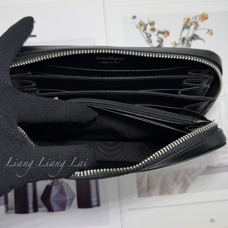 Salvatore Ferragamo 防刮牛皮銀色LOGO黑色拉鏈長夾-13