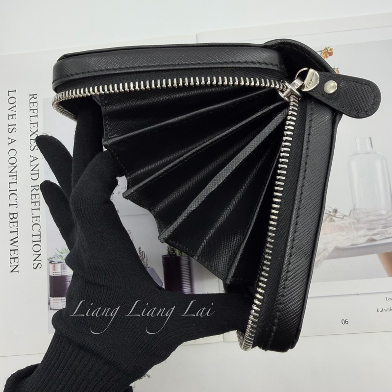 Salvatore Ferragamo 防刮牛皮銀色LOGO黑色拉鏈長夾-14