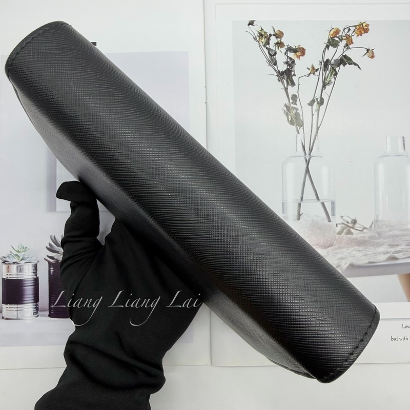 Salvatore Ferragamo 防刮牛皮銀色LOGO黑色拉鏈長夾-18