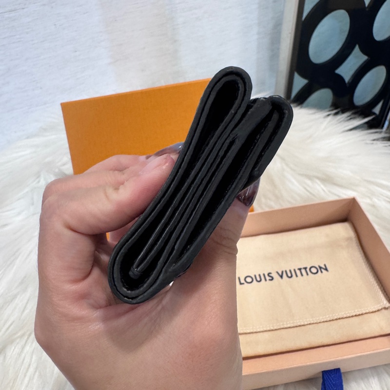 LV Ceteste 黑牛皮金釦三折短夾 晶片款-4