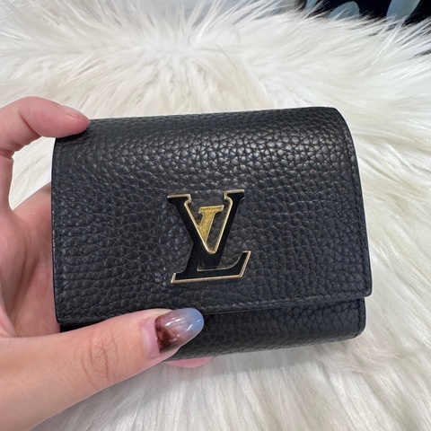 LV Capucines Tiny 黑牛皮短夾 晶片款