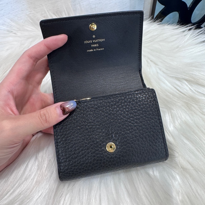 LV Capucines Tiny 黑牛皮短夾 晶片款-4