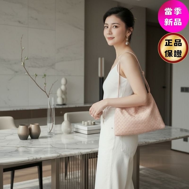 ✨2026季度全新✨Bottega Veneta 796728 編織小牛皮抽繩福袋包 粉色-0