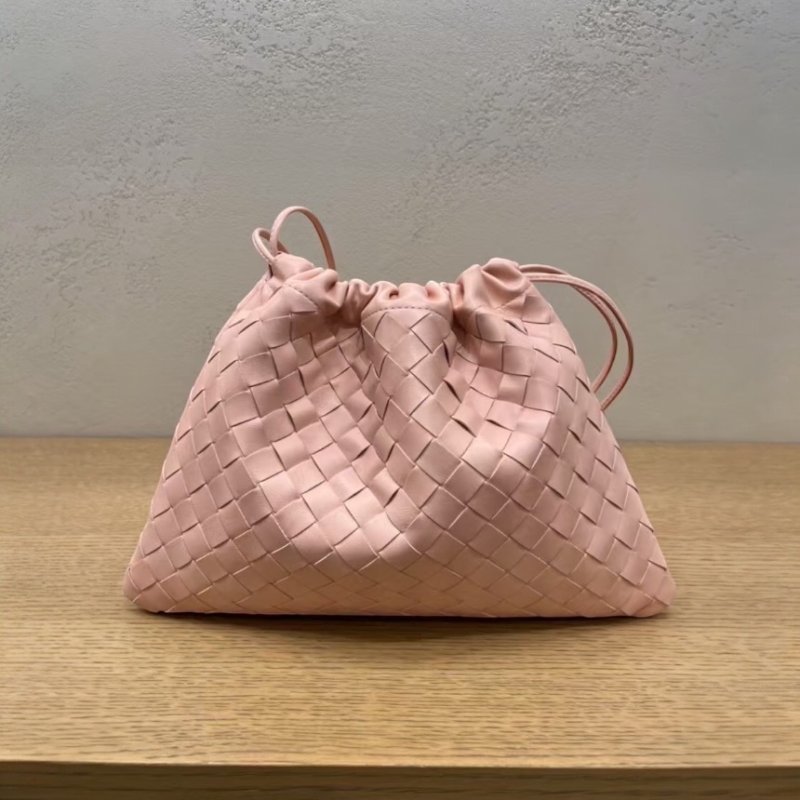 🌺2026春夏新品特價上市🌺Bottega Veneta 796728 編織小牛皮抽繩福袋包 粉色-1