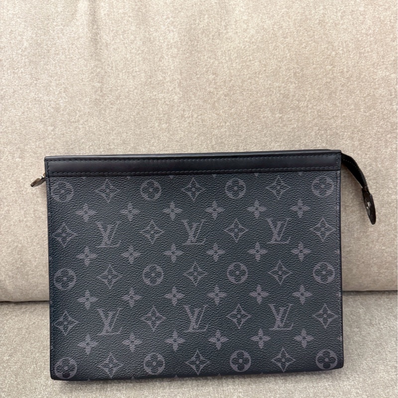 LV黑老花手拿包-0