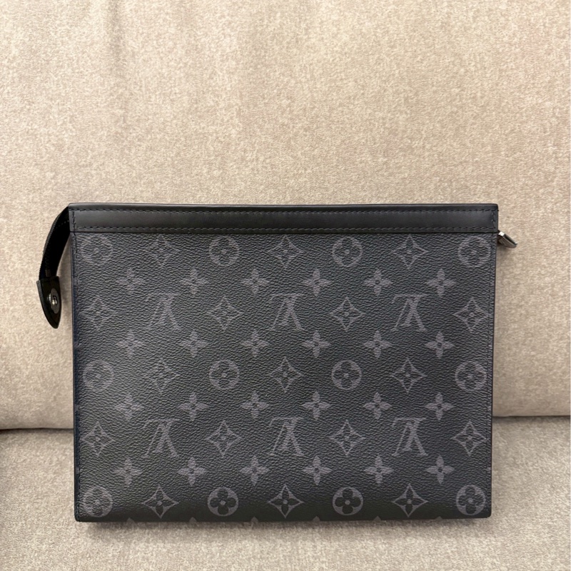 LV黑老花手拿包-1