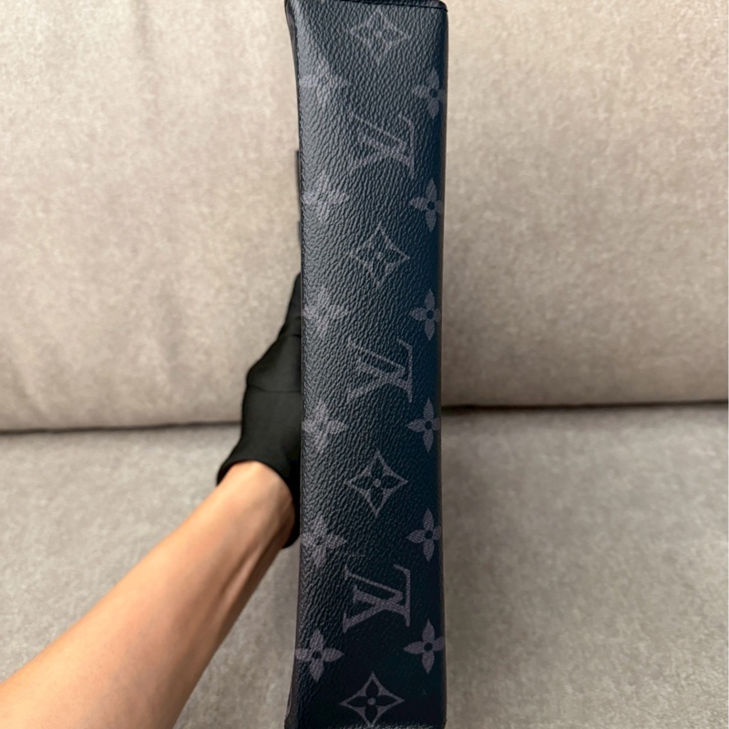 LV黑老花手拿包-2