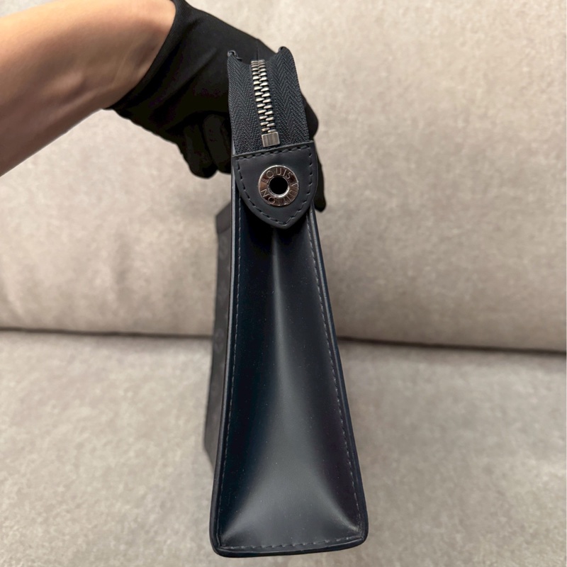 LV黑老花手拿包-3