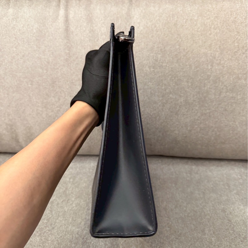 LV黑老花手拿包-4