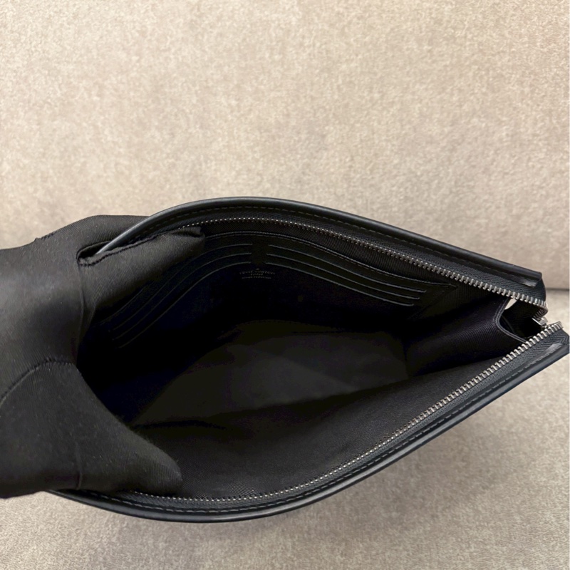 LV黑老花手拿包-6