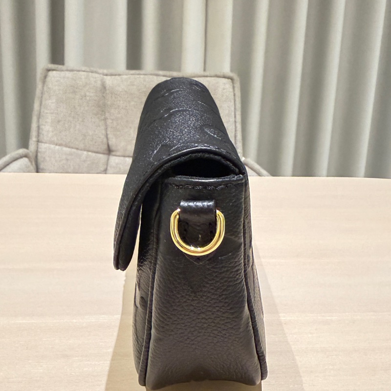 全新-LV Louis Vuitton 黑色 Empreinte 壓紋真皮腋下包-4