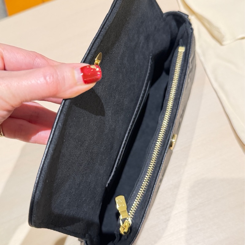 全新-LV Louis Vuitton 黑色 Empreinte 壓紋真皮腋下包-6