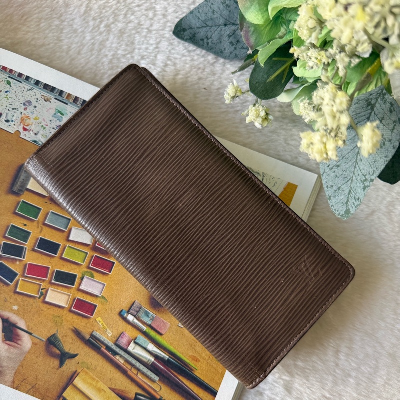 Logo 壓印水波紋牛皮二折對開長夾(雪茄色)-0