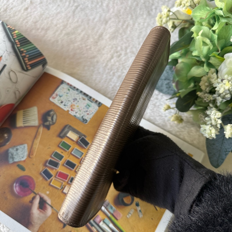 Logo 壓印水波紋牛皮二折對開長夾(雪茄色)-1