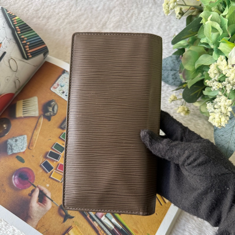 Logo 壓印水波紋牛皮二折對開長夾(雪茄色)-2