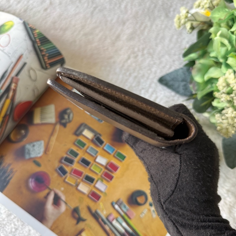 Logo 壓印水波紋牛皮二折對開長夾(雪茄色)-3