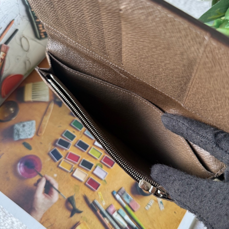 Logo 壓印水波紋牛皮二折對開長夾(雪茄色)-6