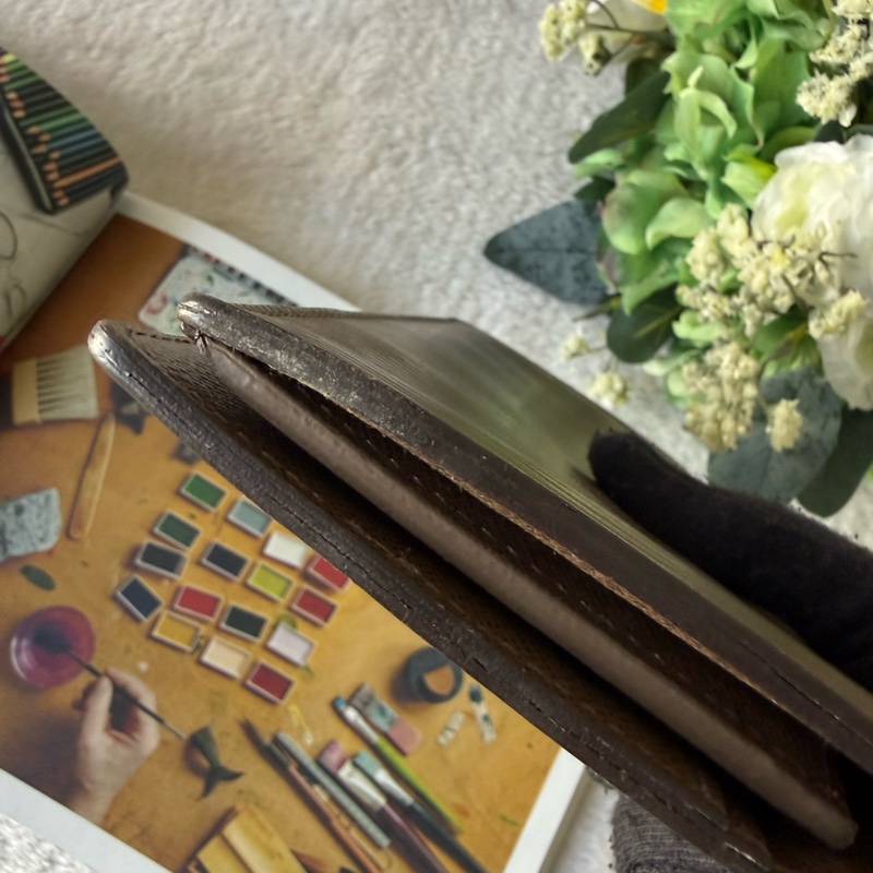 Logo 壓印水波紋牛皮二折對開長夾(雪茄色)-8