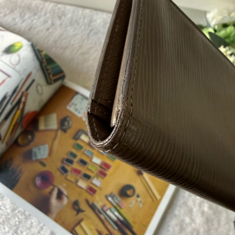 Logo 壓印水波紋牛皮二折對開長夾(雪茄色)-9