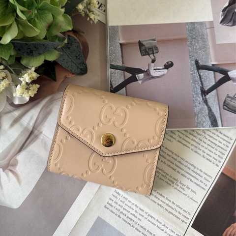 GG Logo 牛皮壓紋釦式三折短夾(淺米色)
