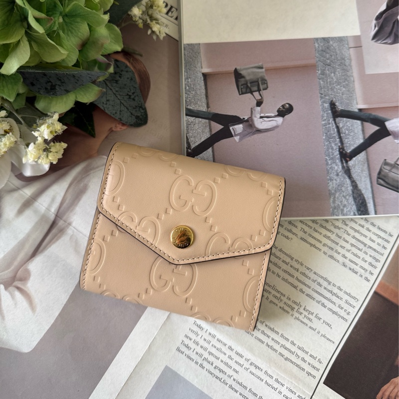 GG Logo 牛皮壓紋釦式三折短夾(淺米色)-0