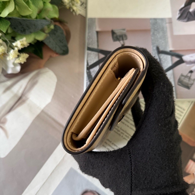 GG Logo 牛皮壓紋釦式三折短夾(淺米色)-2